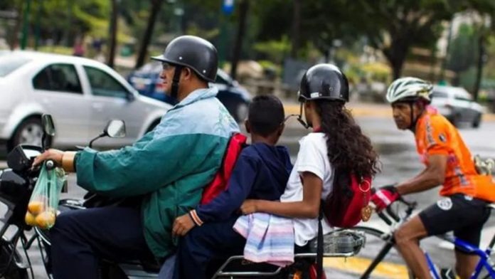 INTT: Está prohibido transportar en motocicleta a niños menores de 10 años de edad