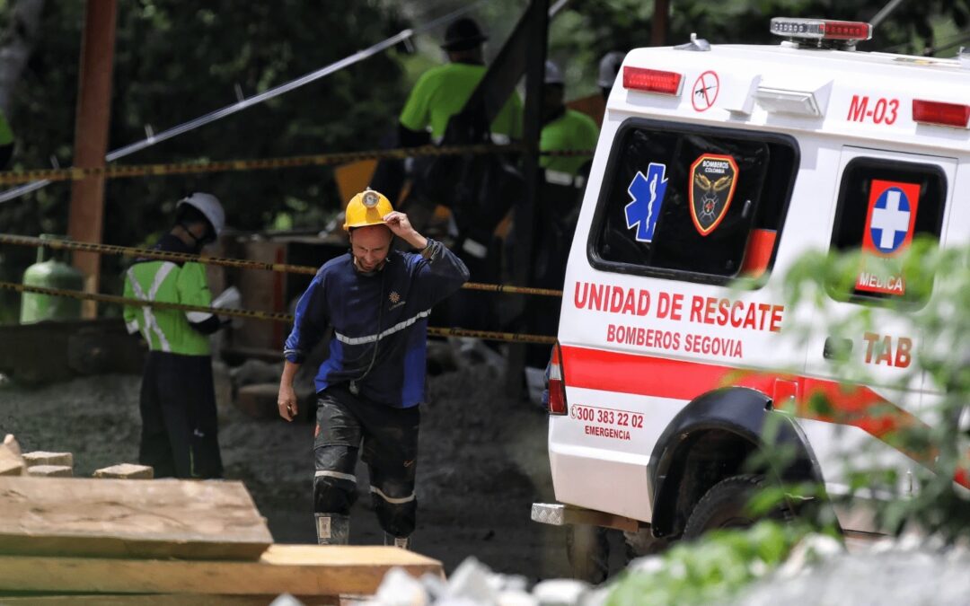 Rescatan con vida a 13 de los 23 mineros atrapados en una mina de oro en Colombia