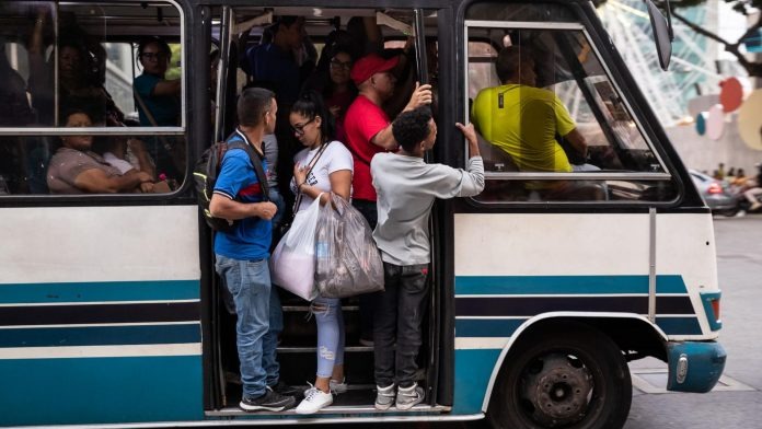 Transportistas proponen aumento del pasaje a 0,50 dólares para enfrentar crisis del sector