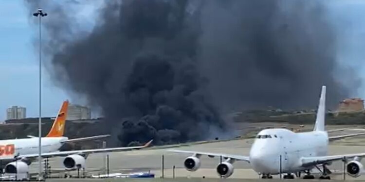 INAC confirma rescate con vida de dos personas del avión estrellado en Maiquetía.