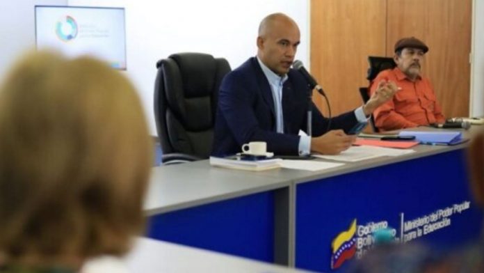 «Son un factor de violencia»: Ministro de Educación propone eliminar las tareas escolares