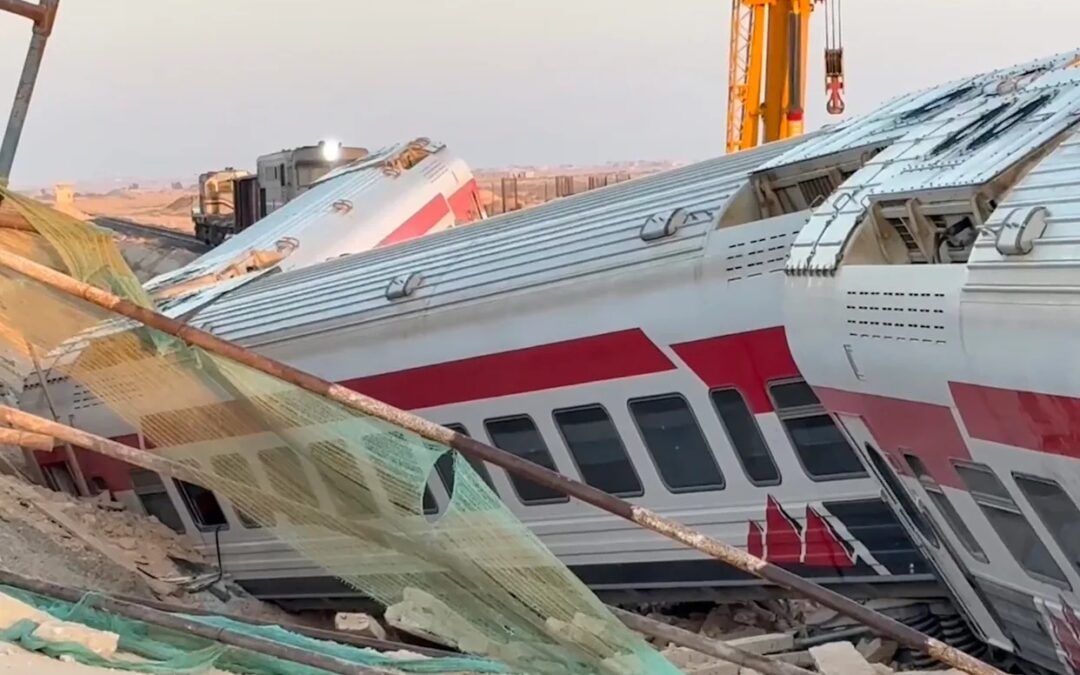 Tres muertos y 94 heridos tras descarrilo de tren en el oeste de Egipto