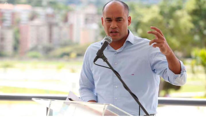 Héctor Rodríguez pide a gobernadores no suspender clases por fechas culturales