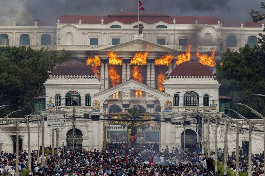 Crisis en Nepal: muere quemada la esposa de un ex primer ministro y los manifestantes incendian el Parlamento