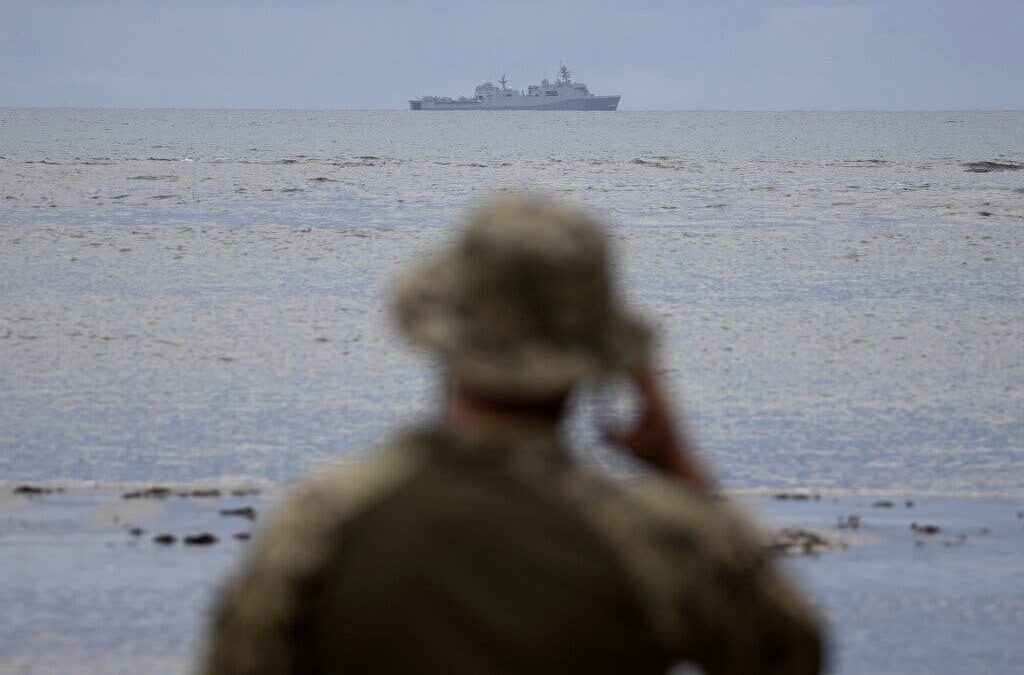Trump aumenta la presencia militar cerca de Venezuela y Catar busca mediar