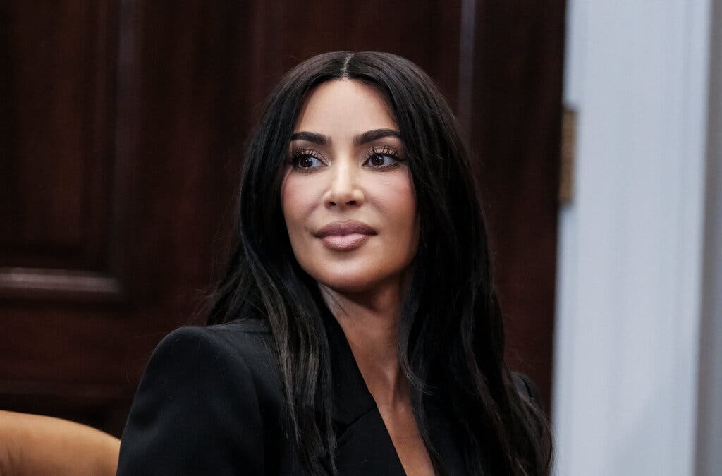 Kim Kardashian enfrenta diagnóstico de aneurisma cerebral y genera conversación global sobre salud mental