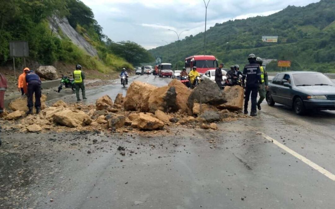 Llegada de ondas tropicales 44 y 45 causan inundaciones y derrumbes en varias zonas del país (+Videos)