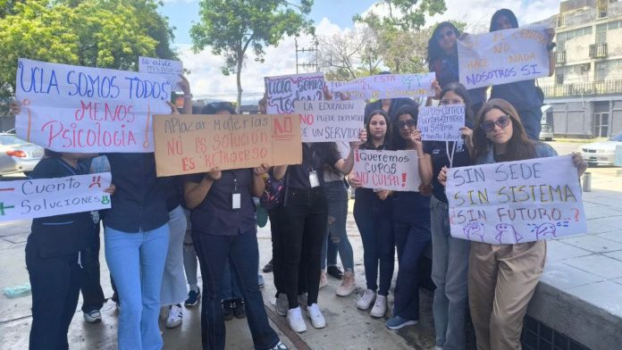 Estudiantes de Psicología de la UCLA protestan por falta de cupos y ausencia de soluciones en su Decanato