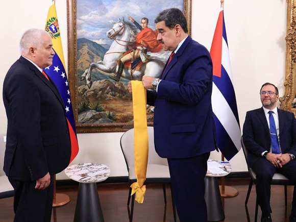 Maduro entregó condecoración Orden Francisco de Miranda al embajador de Cuba