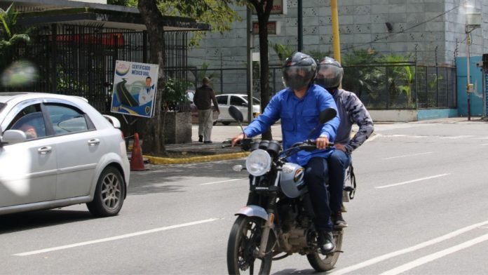 Atención motorizados: Advierten sobre multas de 5 UT por circular sin el casco reglamentario