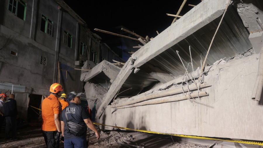 Un muerto y decenas de heridos tras el colapso de una escuela en Indonesia