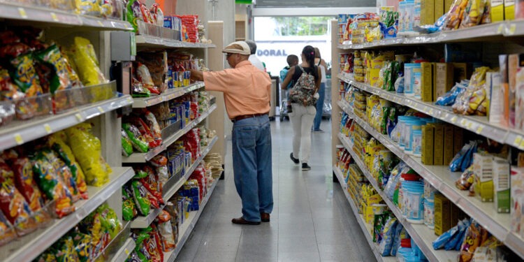 Precios en dólares de productos básicos subieron 28% en un año, según Atenas Grupo Consultor