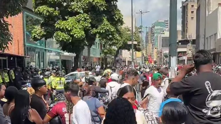 Buhoneros de Sabana Grande se enfrentaron a la policía en intento de desalojo.