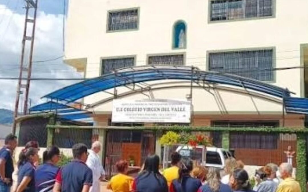 Joven hiere a tres personas en colegio de Arjona por cumplir «reto viral»