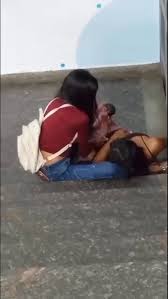 La madrugada de este domingo 5 de octubre, una mujer dio a luz en las Escaleras del Hospital Ruiz y Paez de Cd Bolívar, edo Bolívar porque nadie la quería atender.