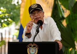 Petro critica a EEUU tras anuncio sobre la CIA en Venezuela, aunque se distancia de Maduro.