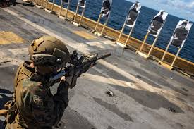 EE.UU. refuerza su presencia naval en el Caribe con ejercicios de fuego real.