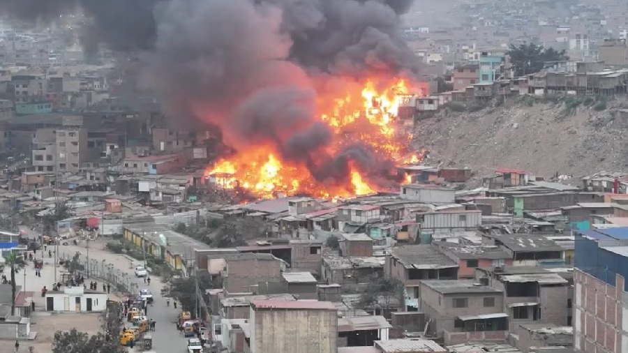 Devastador incendio en fábrica clandestina de pirotecnia deja más de 100 casas destruidas en Lima (+Video)