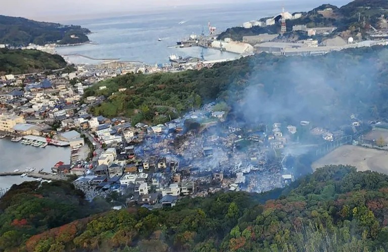 Un enorme incendio en Japón deja un muerto y decenas de evacuados