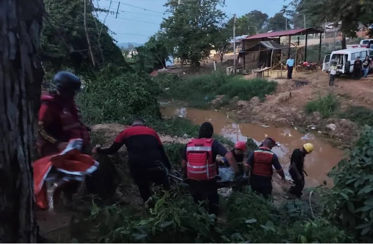 Un muerto y dos heridos por derrumbe en pozo minero en El Callao