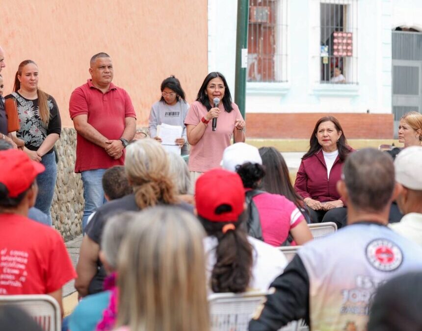 Delcy Rodríguez tilda a María Corina Machado de «sayona» y la acusa de recibir órdenes de Estados Unidos