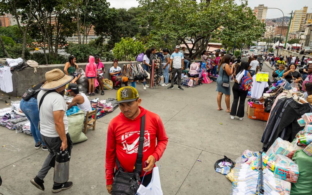 Venezolanos buscan ofertas para asegurar su hallaca a pesar de la crisis económica