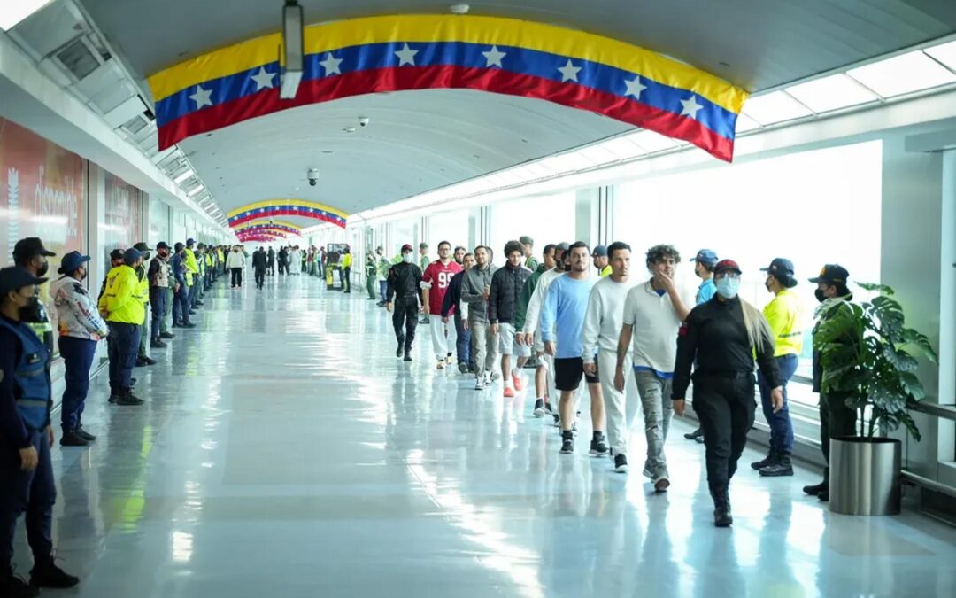 Aterriza en Venezuela un avión estadounidense con migrantes en medio de crisis de vuelos