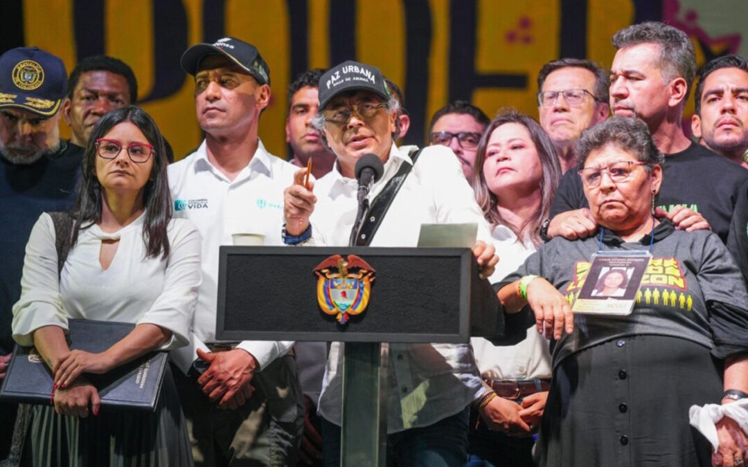 Abren investigación a Petro por llevar a un acto público a jefes de bandas criminales