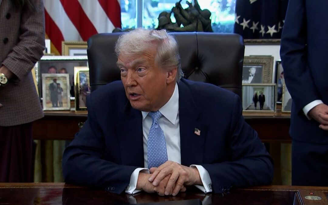 Trump dice que estaría “orgulloso” de atacar instalaciones de drogas en México y Colombia