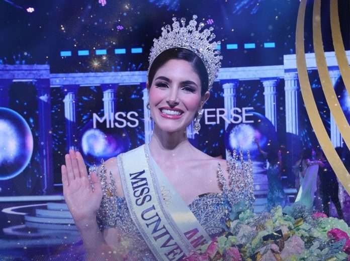 Con bandera en mano: Stephany Abasali llega a Tailandia para representar a Venezuela en Miss Universo