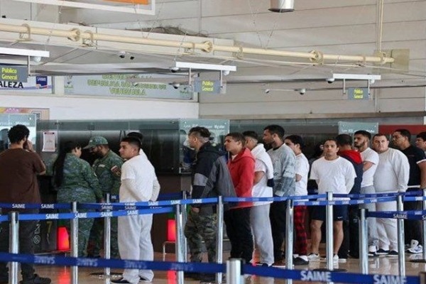 Aterriza en Venezuela un avión estadounidense con migrantes en medio de crisis de vuelos