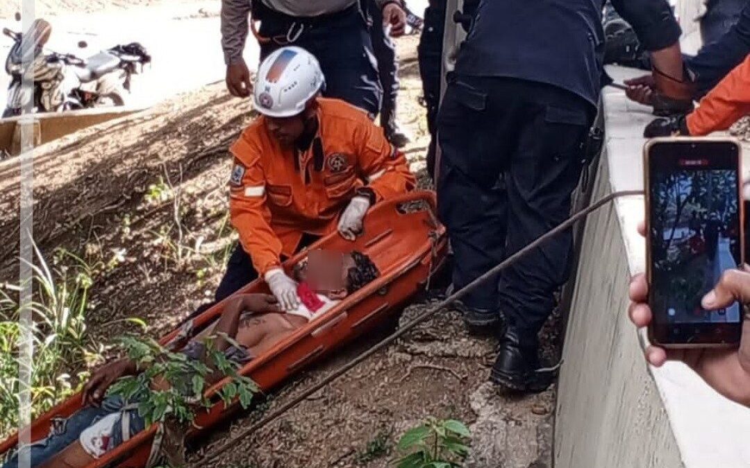 Bomberos rescatan el cuerpo de una mujer en la Autopista Caracas-La Guaira