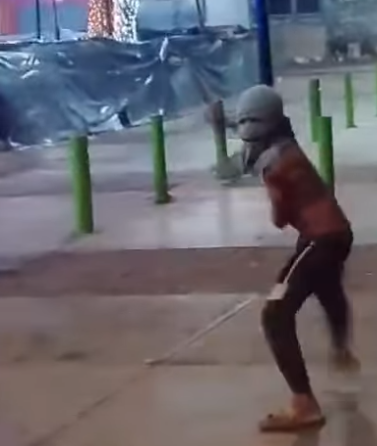 Denuncian la presencia de unos niños y adolescentes, de manera violenta desestabilizan la Plaza Bolívar de Antímano, Caracas.