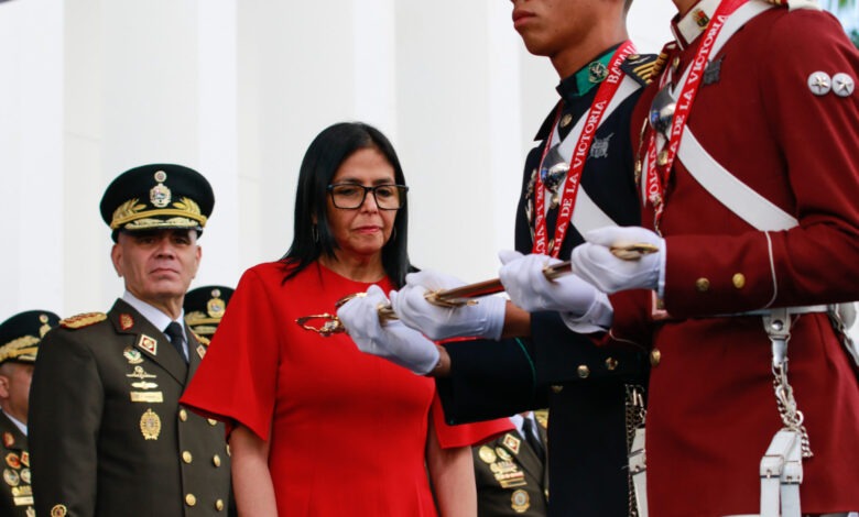 Presidenta (e) Delcy Rodríguez recibió insignias como Comandante en Jefe de la FANB