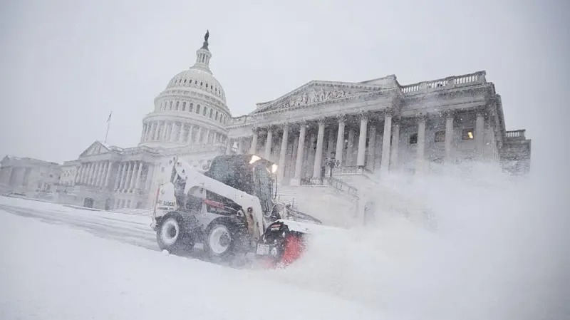 «Es una especie de asedio ártico»: la potente tormenta de nieve y hielo que afecta a gran parte de EE.UU. deja al menos 20 muertos
