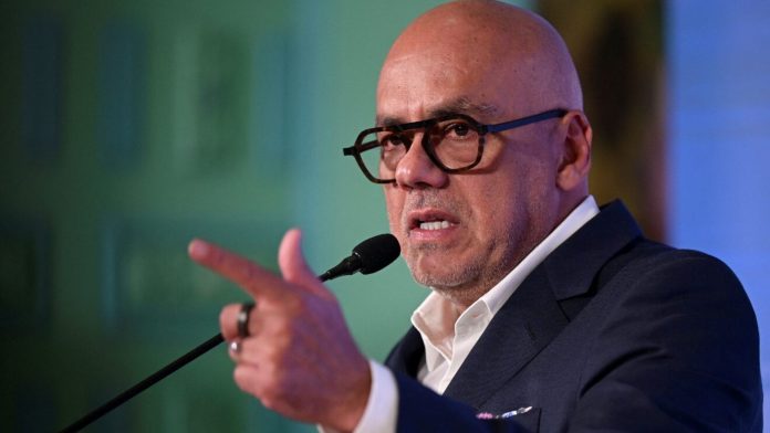 Jorge Rodríguez reporta lentitud de comercios para bajar precios ante caída del dólar