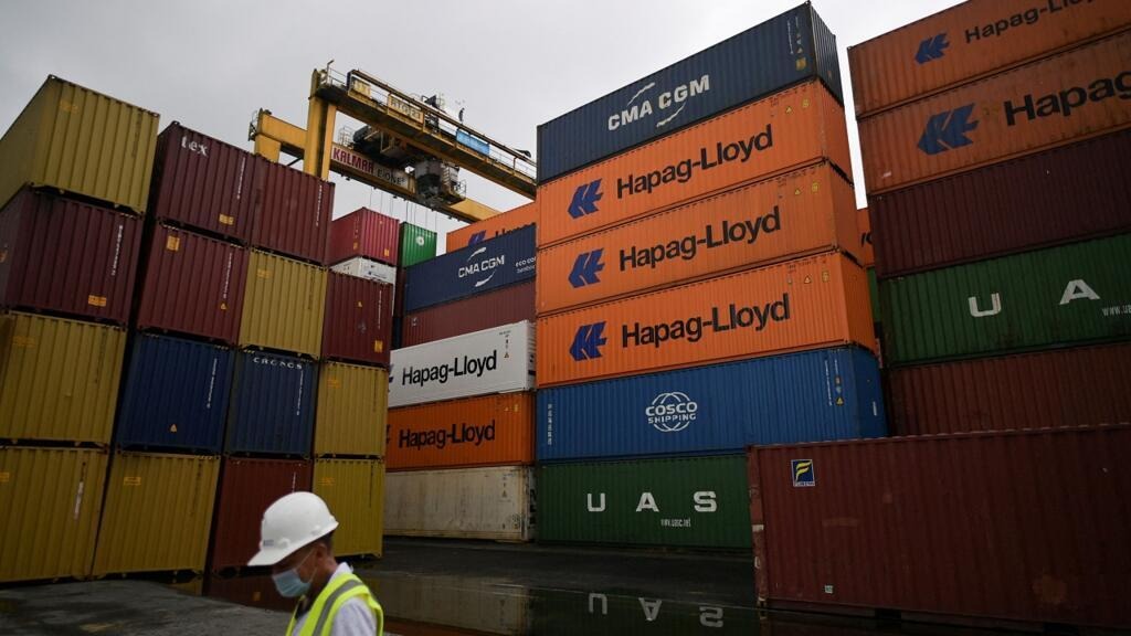 Colombia impone arancel recíproco del 30% a 20 productos de Ecuador y suspende venta de energía