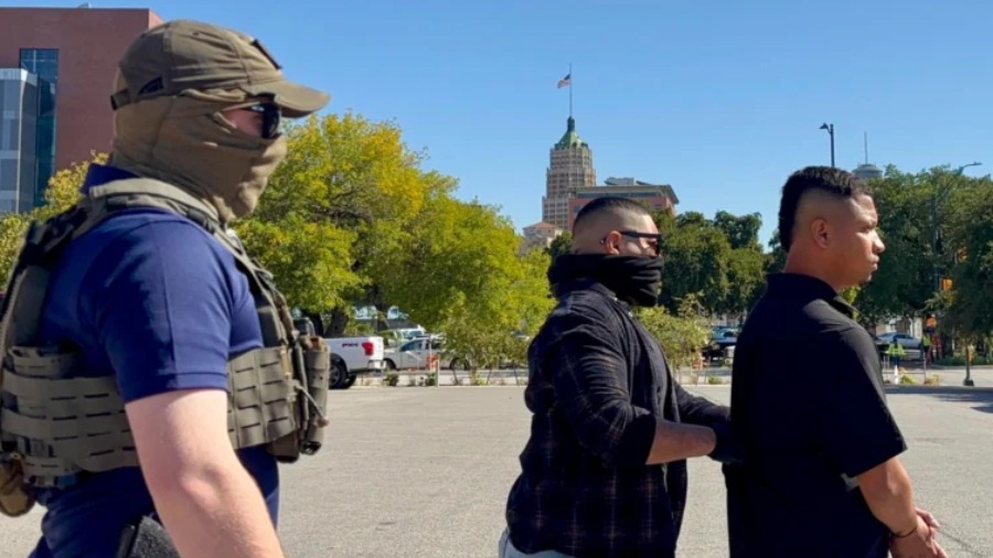 Agentes del ICE tienen permiso de utilizar la fuerza para ingresar a hogares sin orden judicial