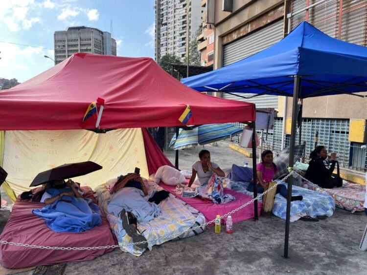 Familiares de presos políticos superan las 96 horas en huelga de hambre en Zona 7