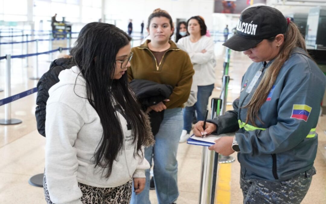 Venezuela recibe a 130 ciudadanos repatriados desde EE. UU.