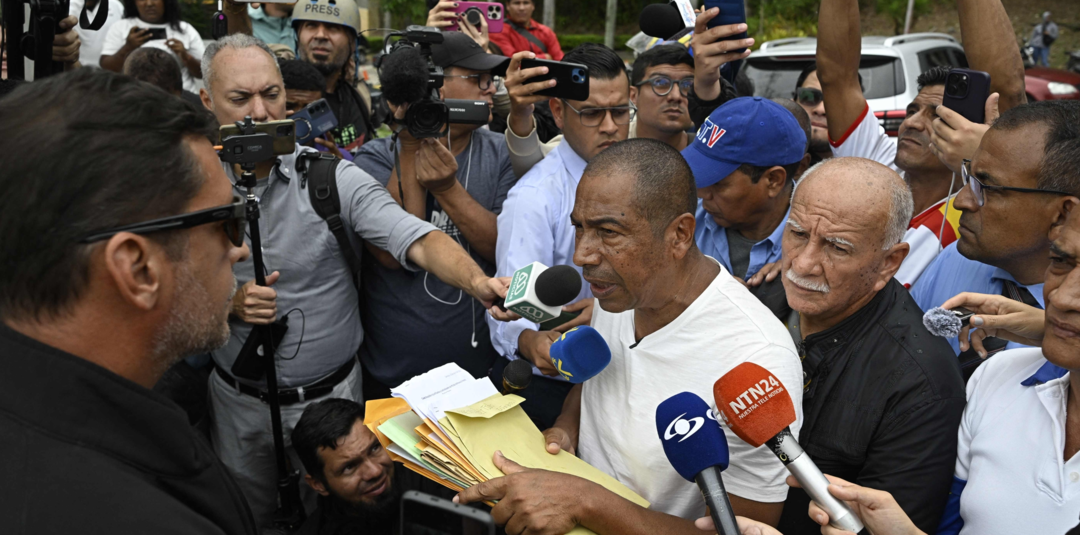 Sindicatos protestan por salarios óptimos frente a la Embajada de EE. UU. en Caracas