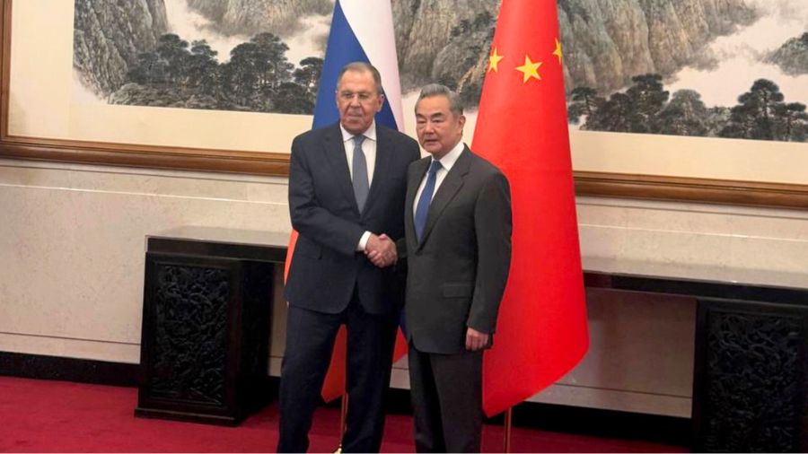 Lavrov y Wang Yi se reúnen en China mientras Trump tensa la situación en Ormuz