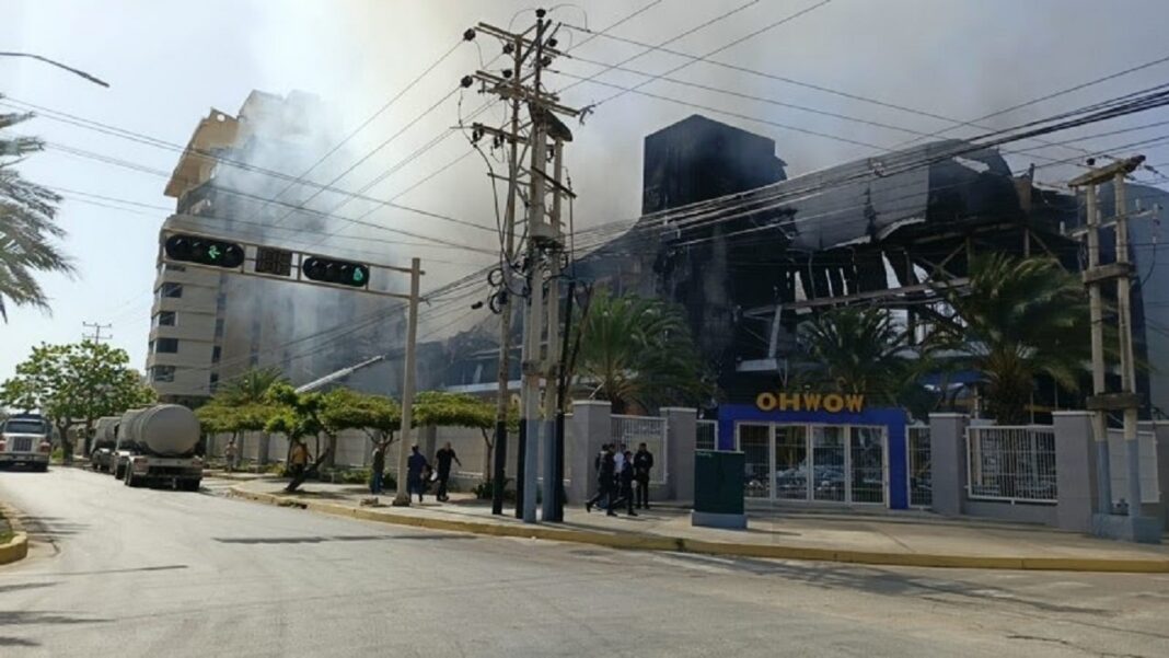 Incendio de gran magnitud destruyó un centro comercial en Porlamar
