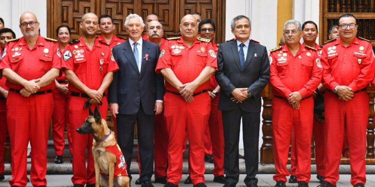 Perú condecora a 40 bomberos que participaron en rescates tras los terremotos en Venezuela