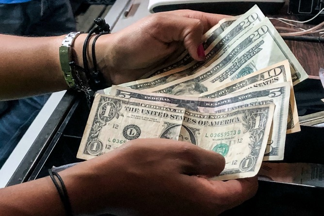 El dólar oficial continúa su ascenso y se ubica en 721 bolívares