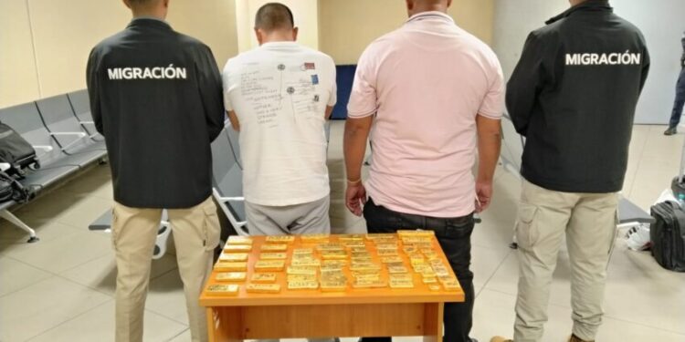 Panamá detectó a tres venezolanos con 76 barras de oro sin declarar en aeropuerto de Tocumen