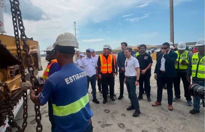 Llegan a La Guaira 20 maquinarias pesadas desde EE.UU. para acelerar labores de remoción de escombros