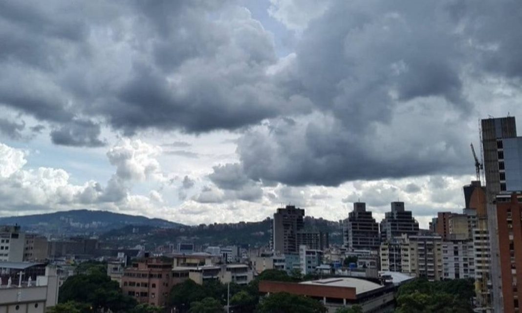 Inameh onda tropical número 36 por el oriente del país, interactuando con la Zona de Convergencia Intertropical y generando lluvias y chubascos con actividad tormentosa en varias regiones.