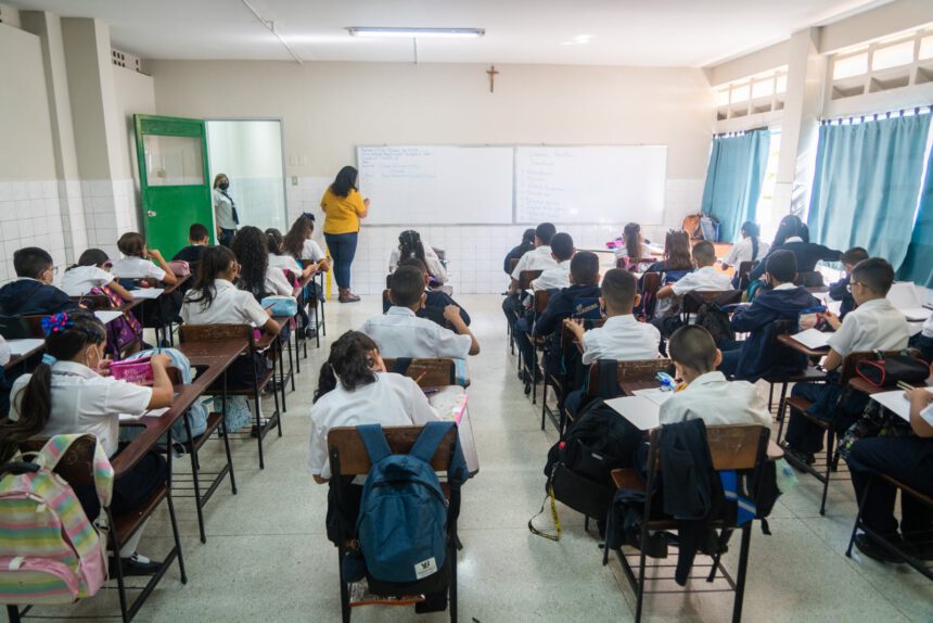 El ministerio de Educación informo que los maestros jubilados podrán volver a dar clases sin perder su pensión.