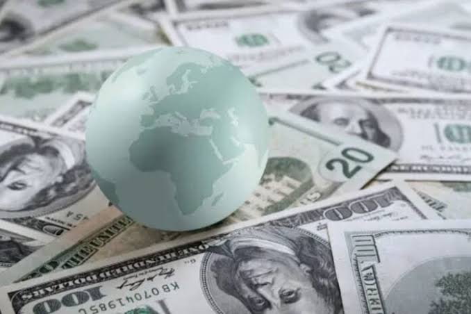 La deuda externa de Venezuela se estima actualmente entre 170.000 millones y 240.000 millones de dólares, consolidándose como uno de los procesos de sobrecarga financiera (overhang) más complejos del mundo.